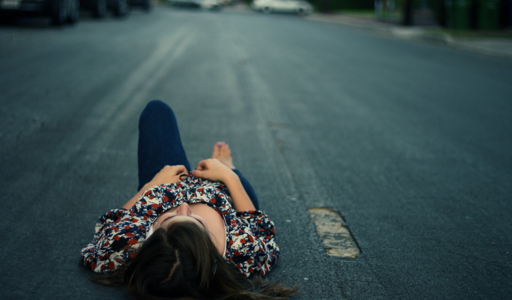 Отдыхает на дороге