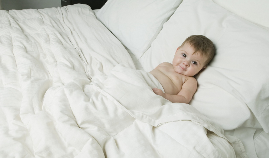 Малыш на кровати