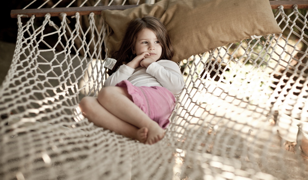 Девочка на гамаке