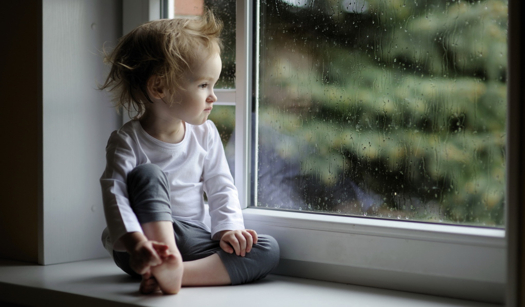 Девочка на подоконнике