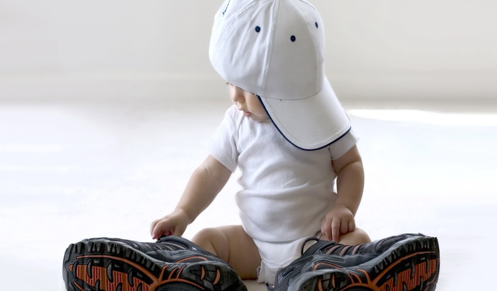 Малыш в большой одежде