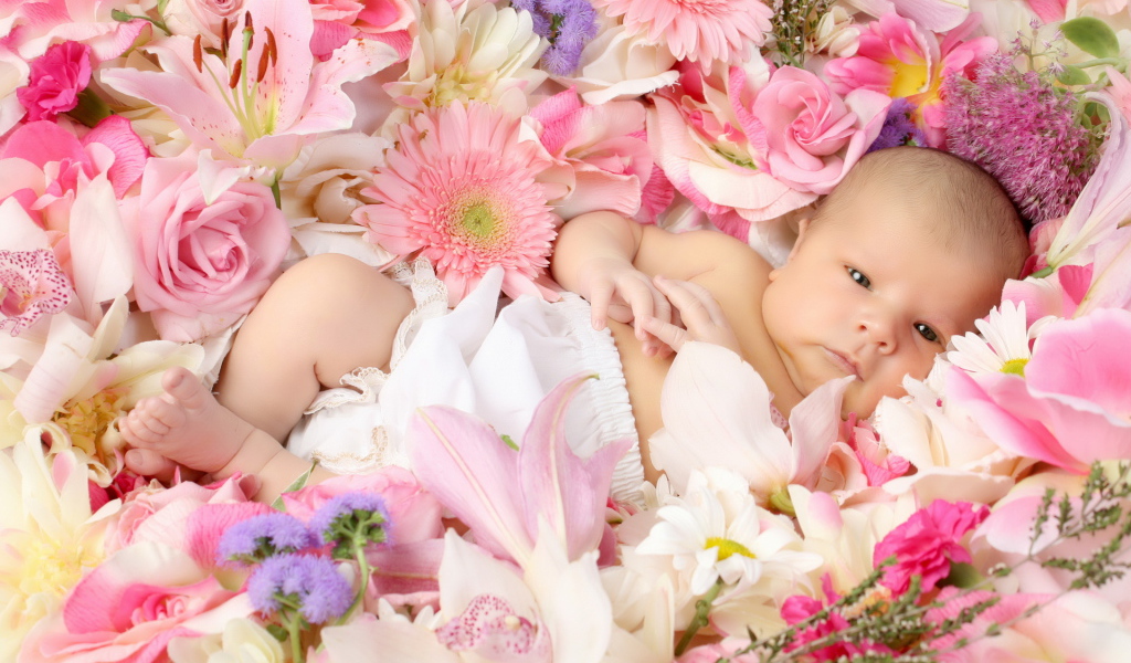 Малыш среди цветов