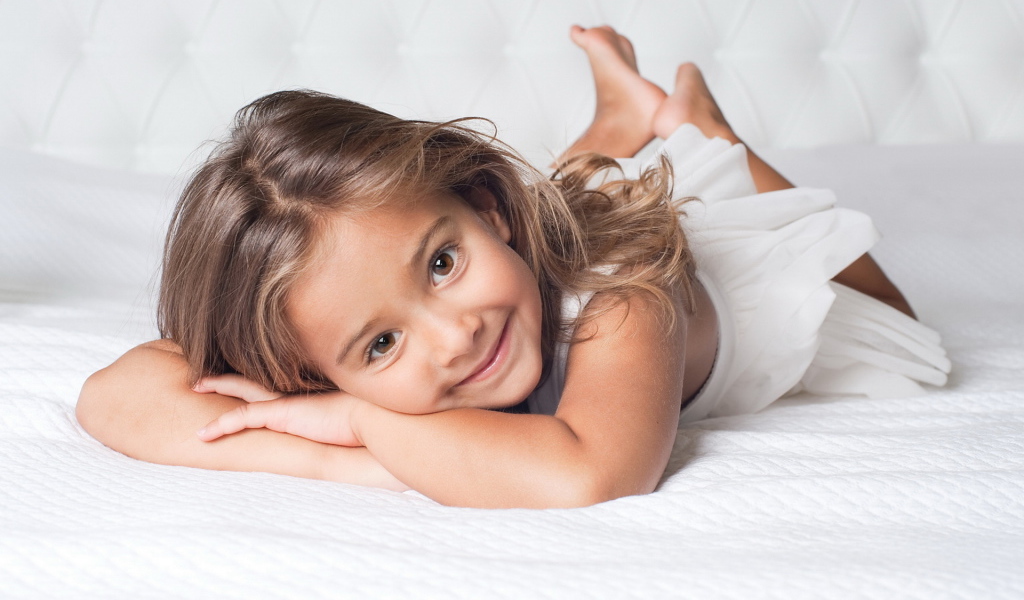 Улыбающаяся девочка