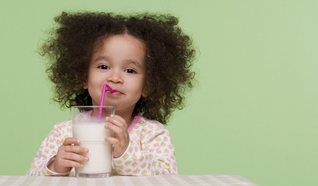 Девочка с молоком