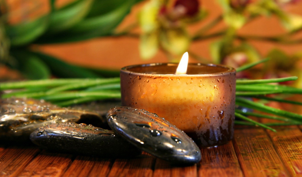 Свеча и камни