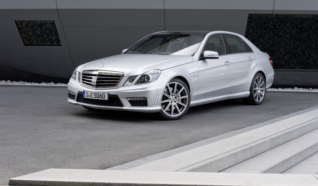 Белый Mercedes Benz E 63