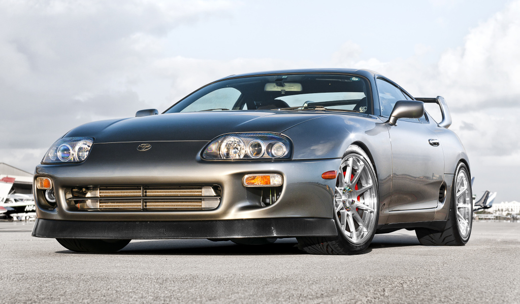 Серебристая Toyota Supra