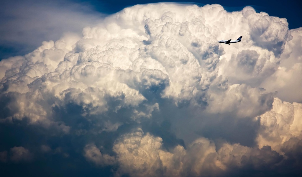 Самолет в облоках