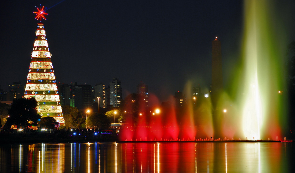 Новогодняя елка в городе