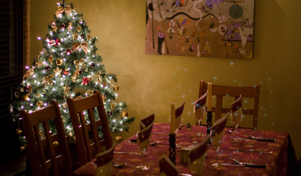 Елка у новогоднего стола