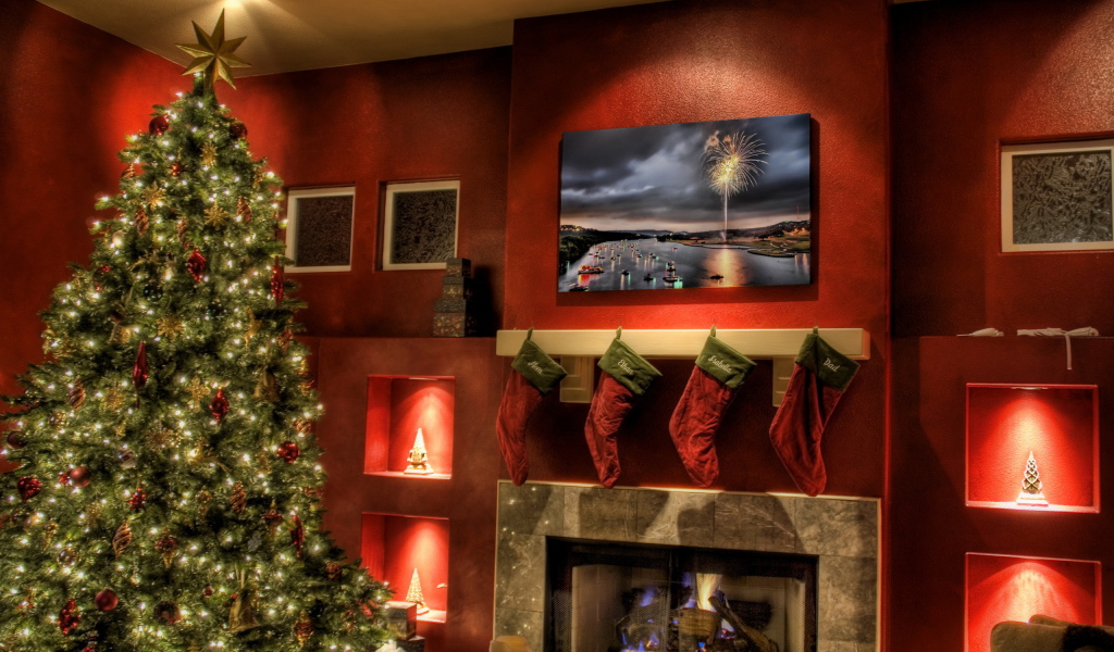 Елка у камина