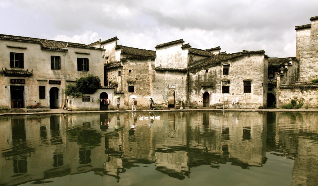 Старый город на берегу