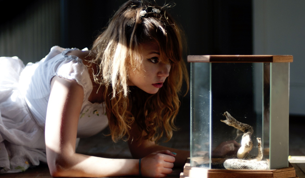 Красивая девушка и змея