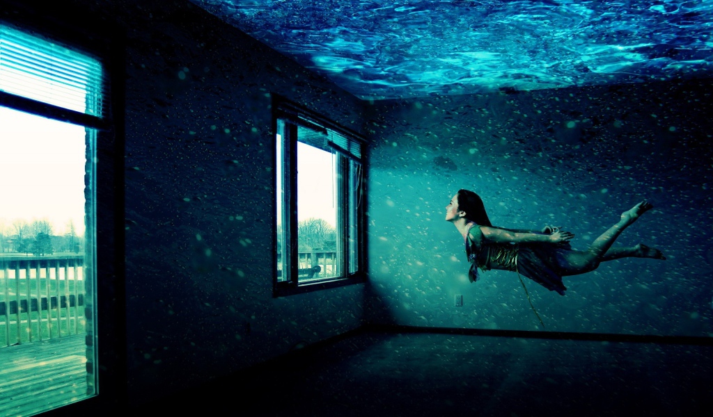 Девушка под водой