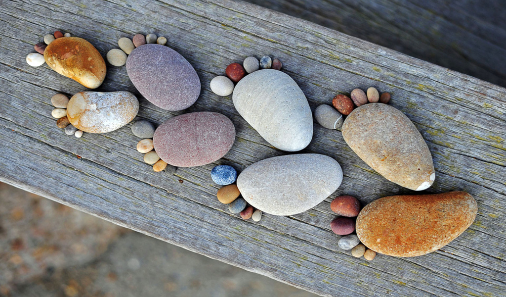 Следы из камней