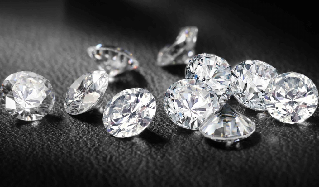 Бриллианты на черной коже