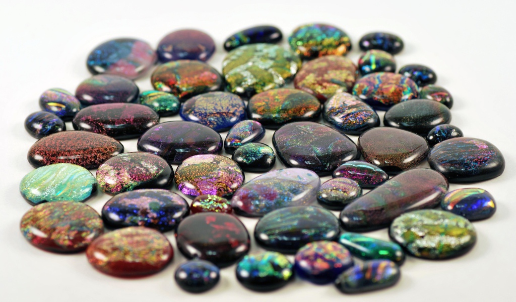 Перламутровые камни