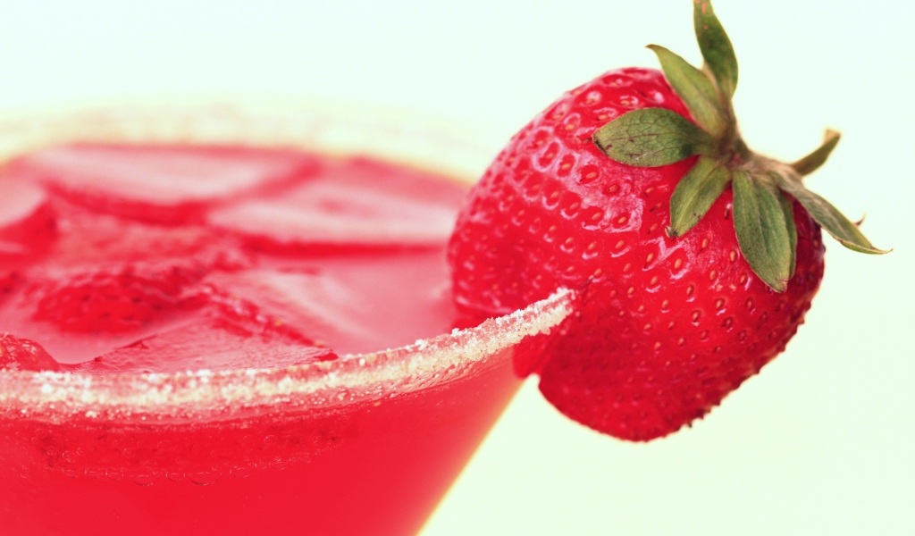 Десерт с клубникой