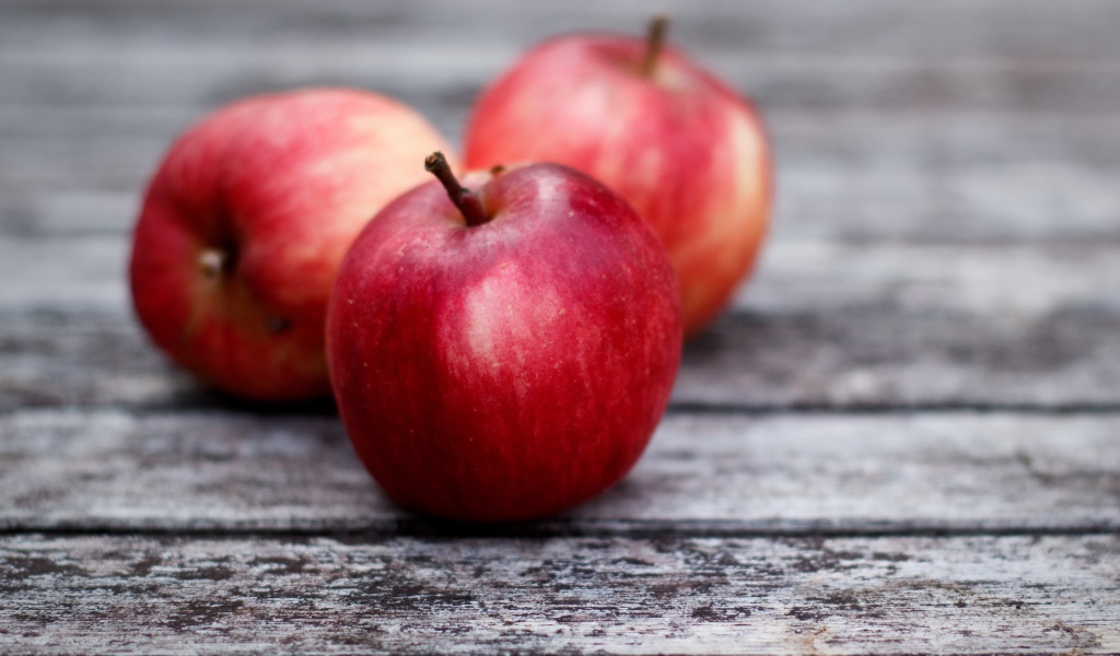 Три яблока