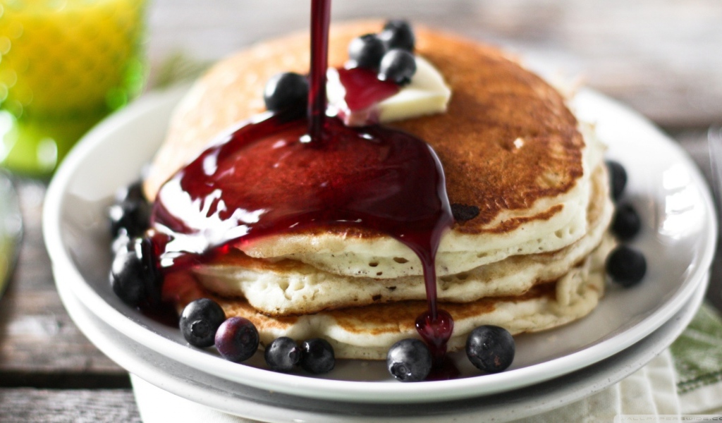 Блины с вареньем и ягодами