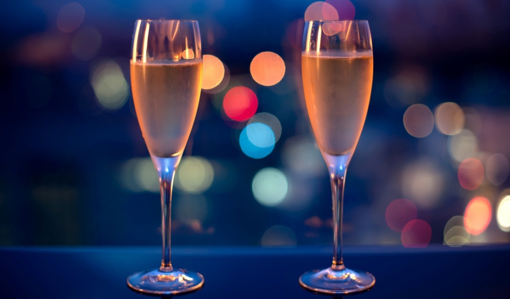 Два бокала с шапманским