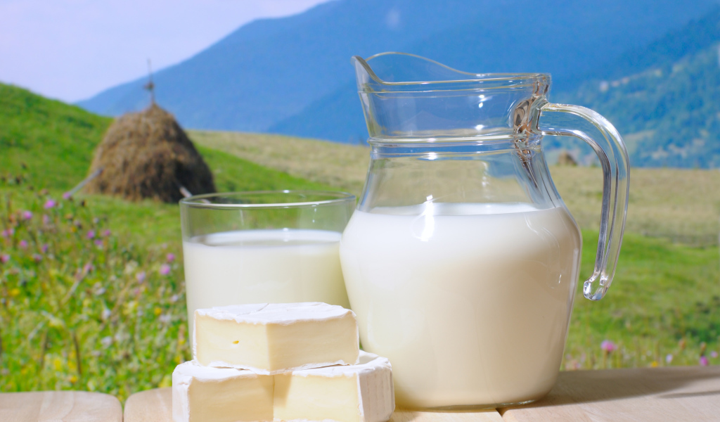 Молоко в кувшине