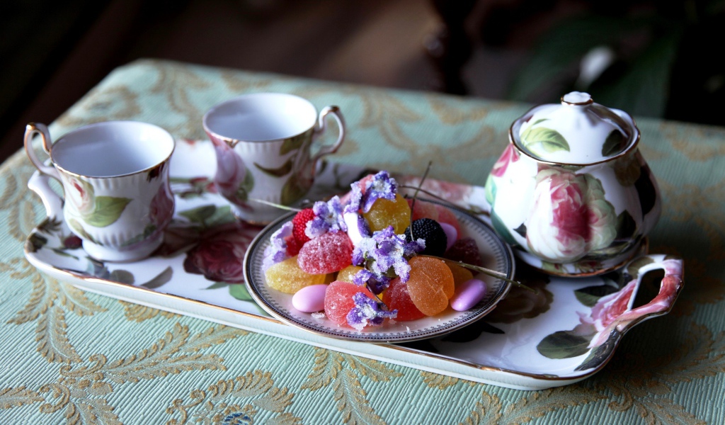 Сладости на подносе