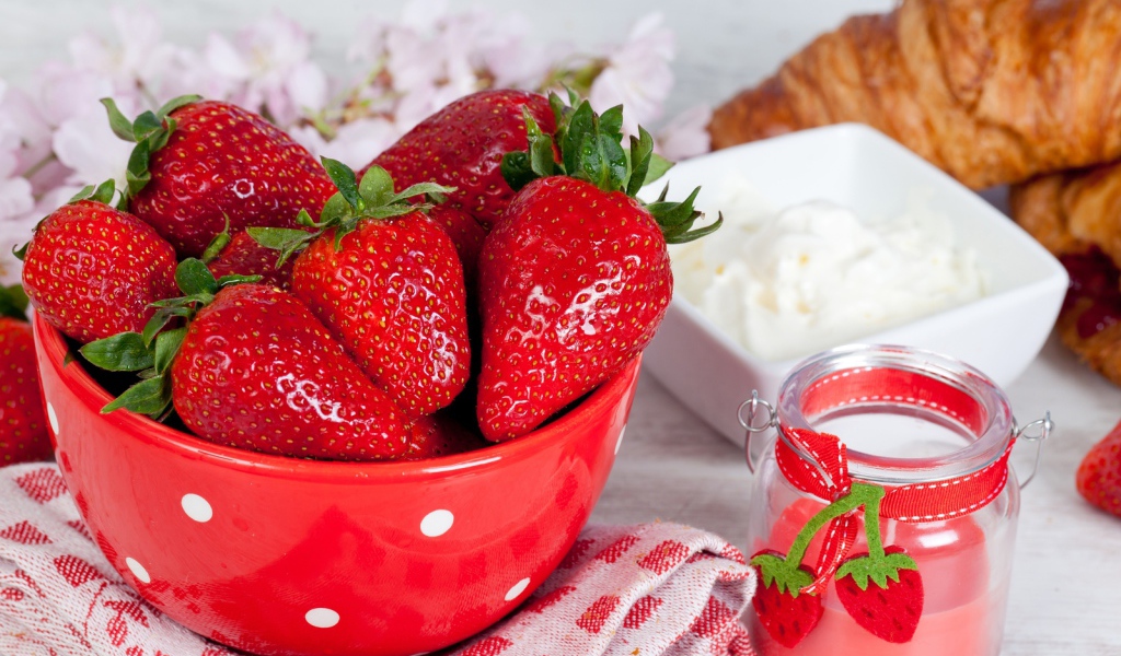 Клубника со сметаной