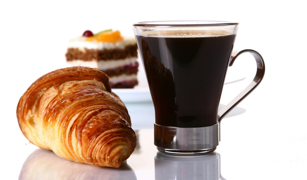 Круассан и кофе