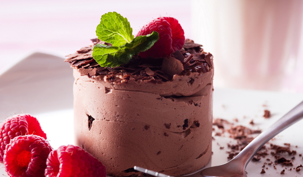 Пирожное с малиной