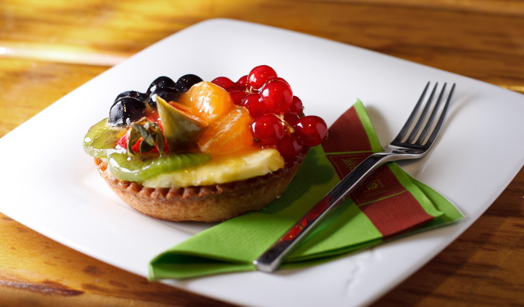 Фруктово-ягодное пироженое