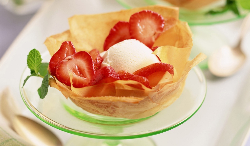 Мороженое с клубникой