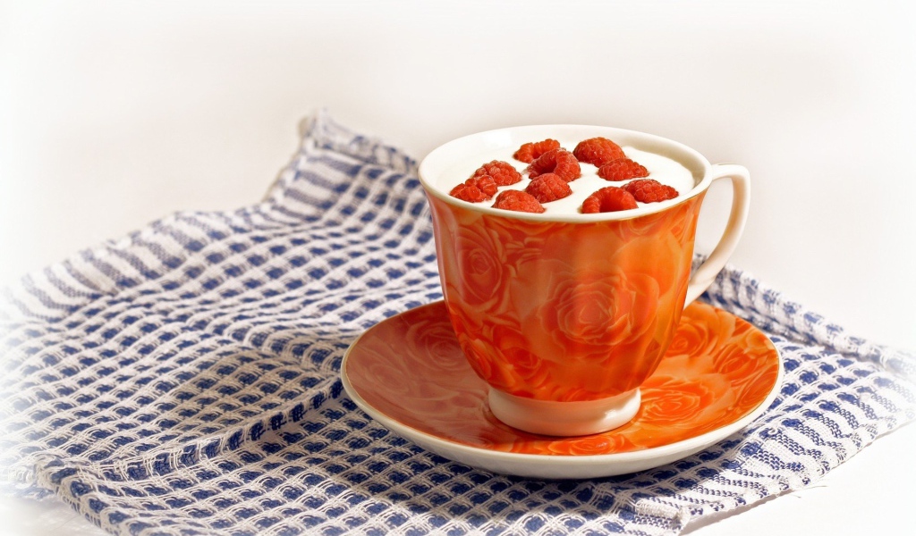 Йогурт с малиной