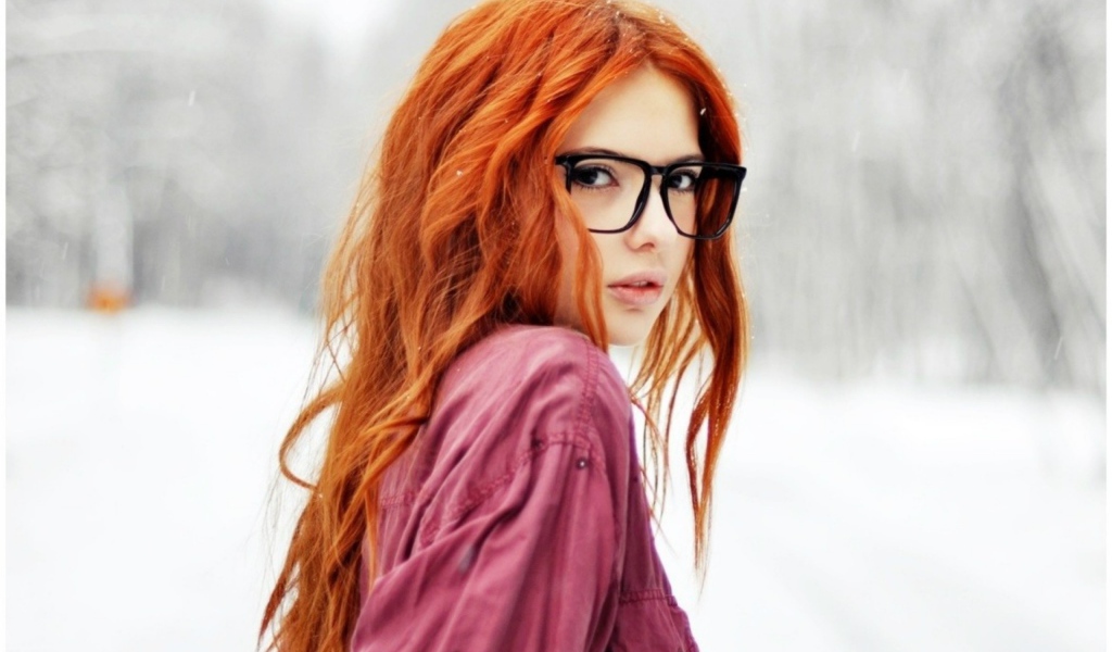 Рыжая девушка в очках