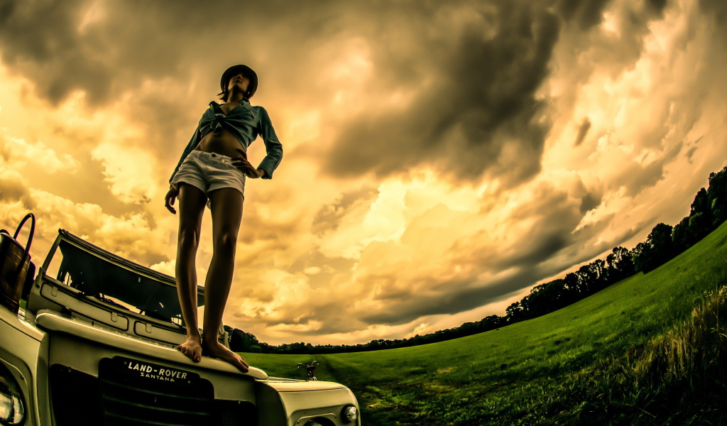 Девушка на капоте