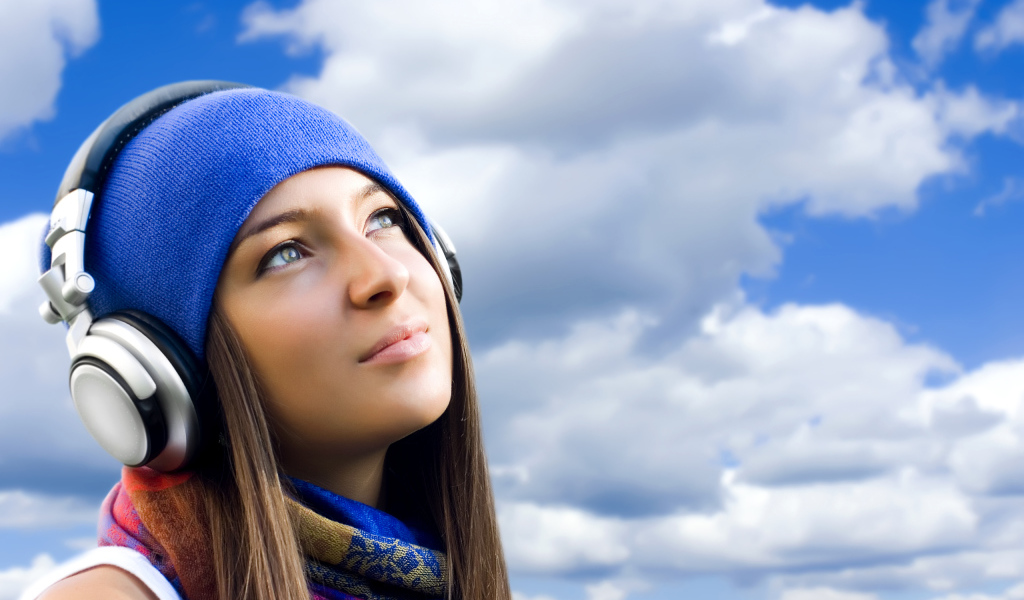 Девушка с наушниками