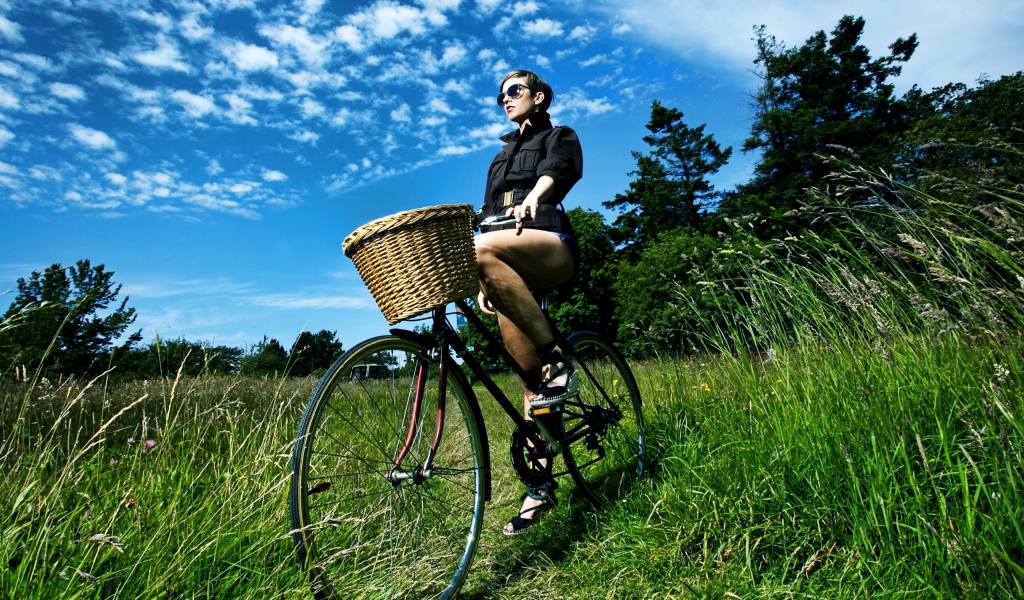 Девушка на велосипеде