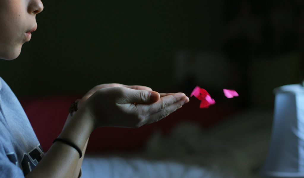 Мальчик и сердечки