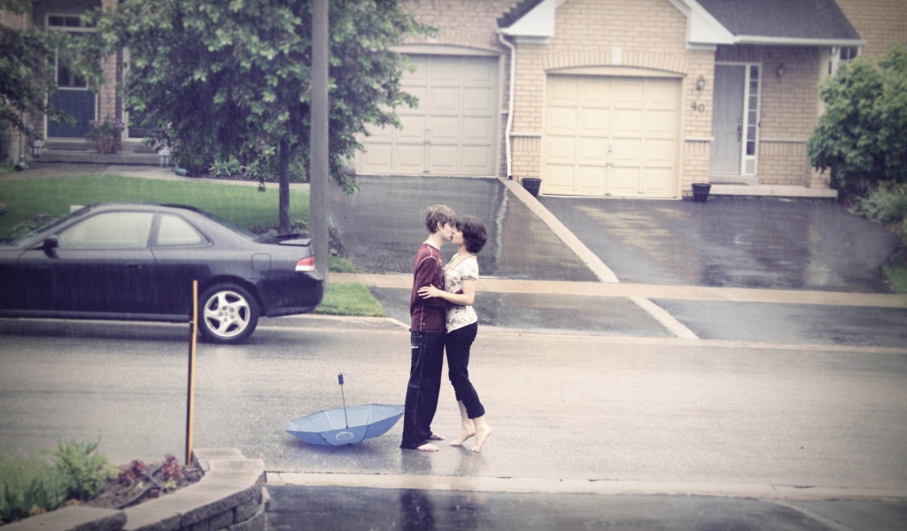 Поцелуй во время дождя