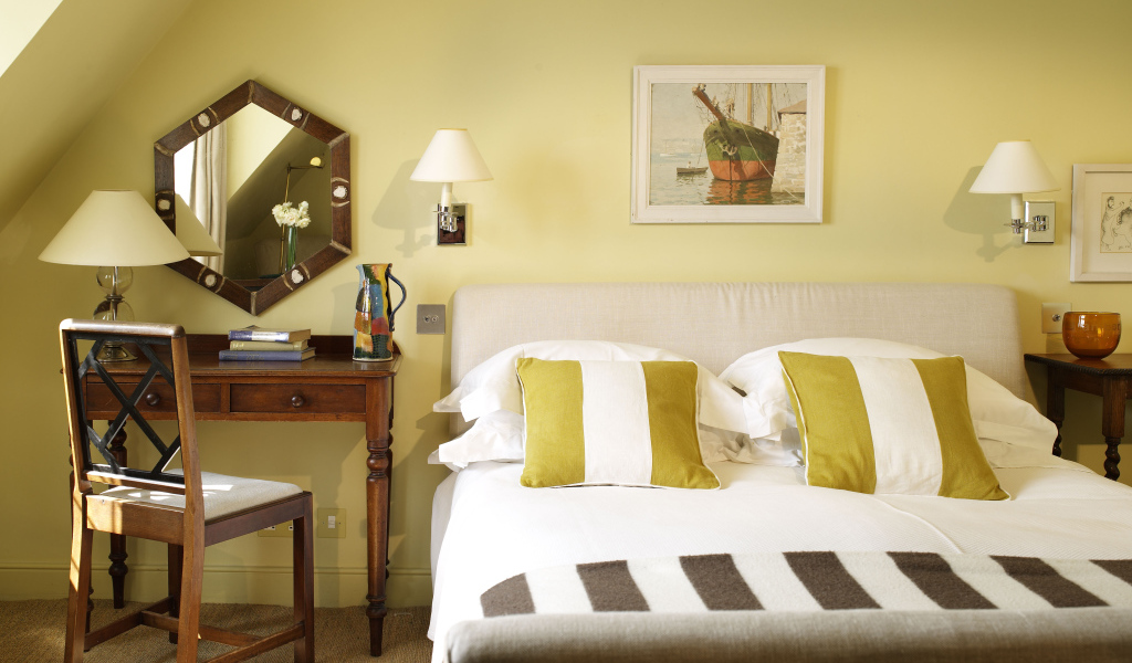 Желтый цвет в спальне