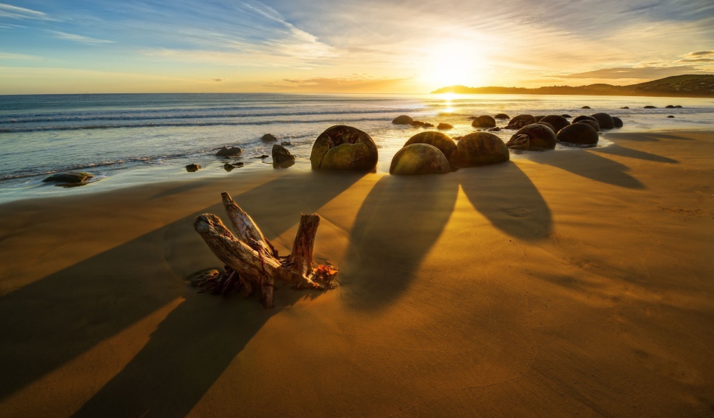 Каменные глыбы на золотом пляже