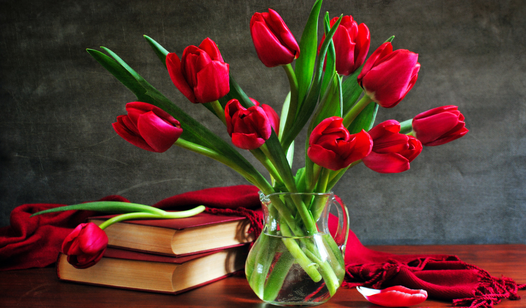 Красные тюльпаны на столе