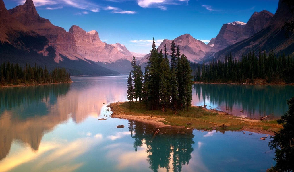 Озеро в долине у подножия гор