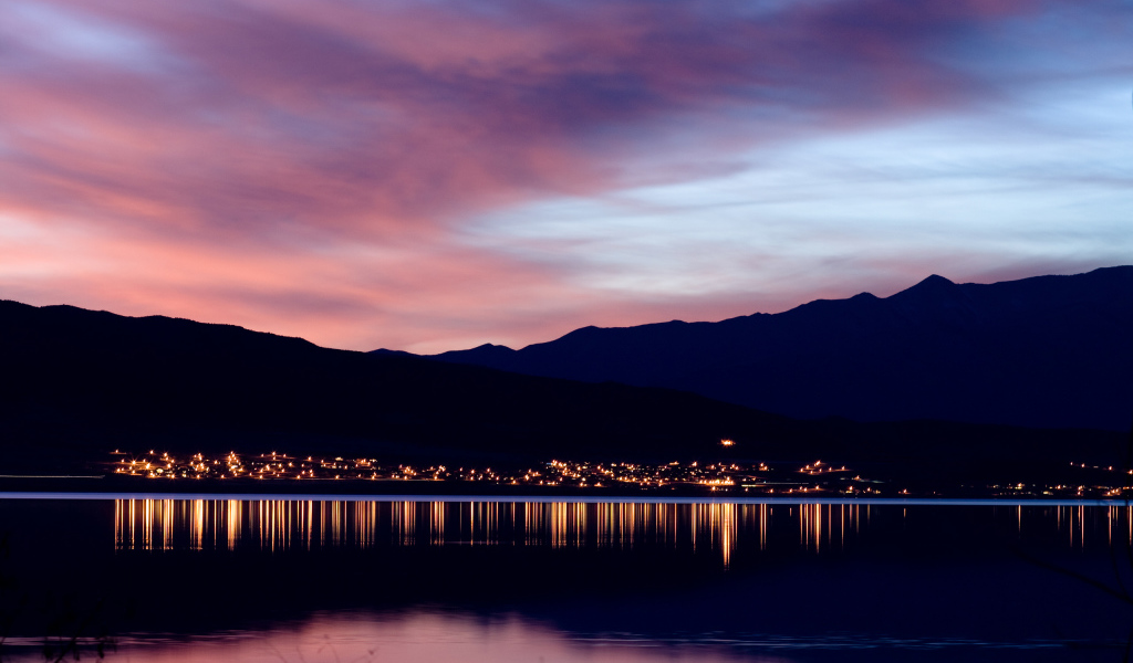 Город у подножия гор