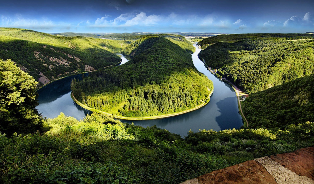 Река вокруг горы