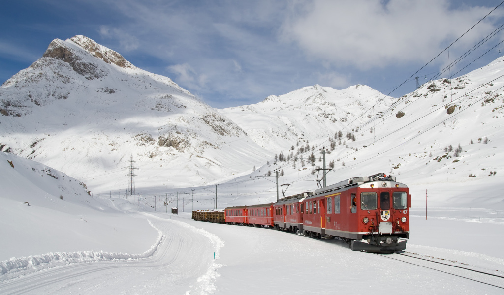 Поезд в снежных горах