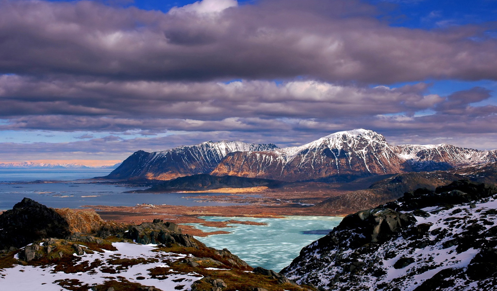Горы на побережье