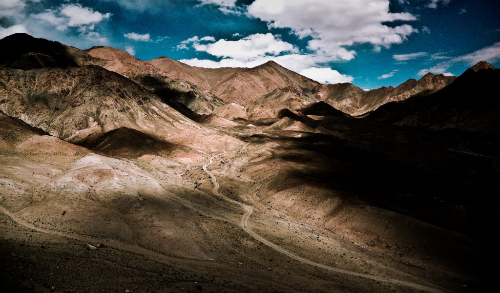 Дорога по горной долине