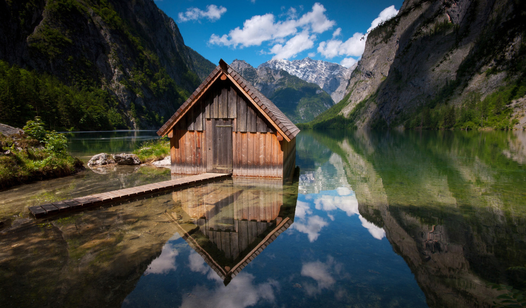 Сарай на озере