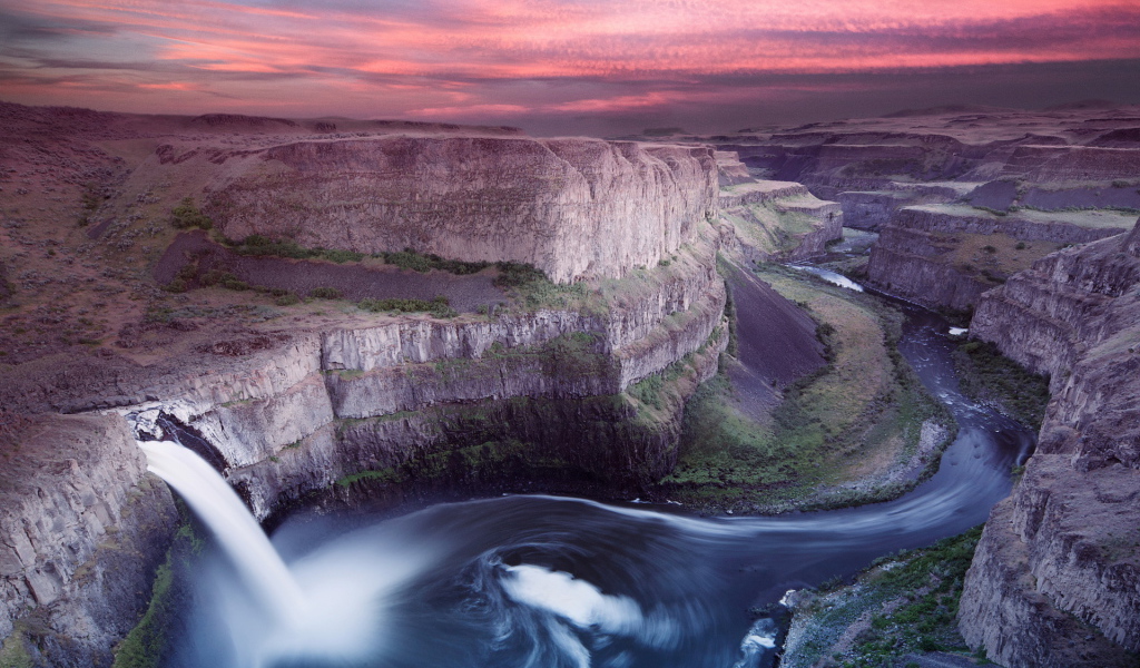 Река в каньоне